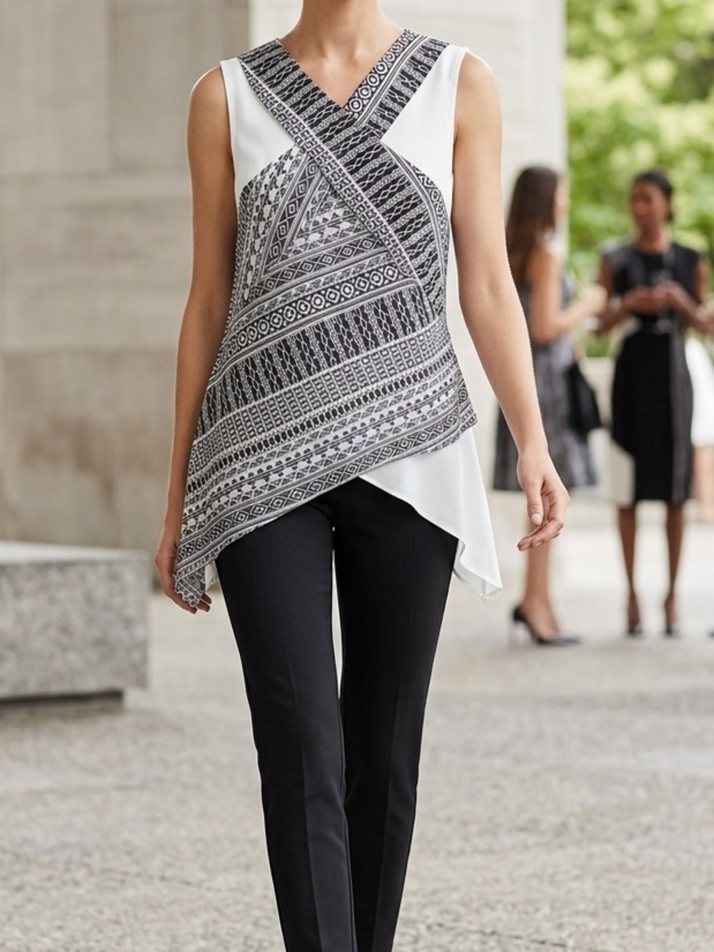 Cartise Sleevelss Top With Geometric Pattern